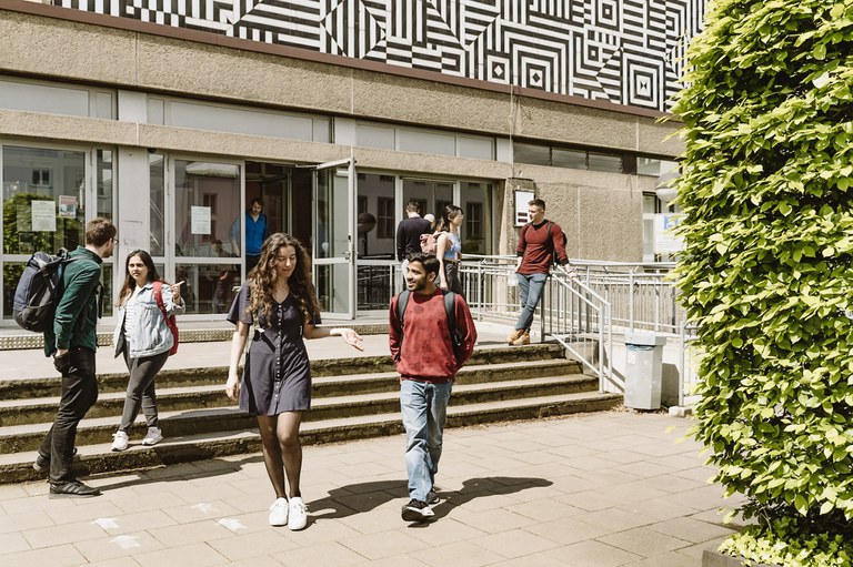 Studenten auf Treppen vor Juridicum, Eingang Adenauerallee (3).jpg