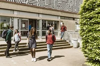 Studenten auf Treppen vor Juridicum, Eingang Adenauerallee (3).jpg