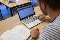 Junge lernt am Laptop.jpg