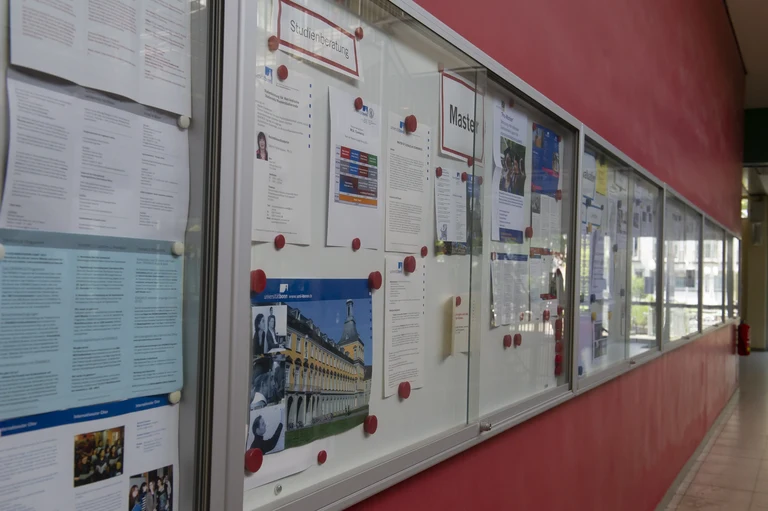 Juridicum innen Informationskästen (1).jpg