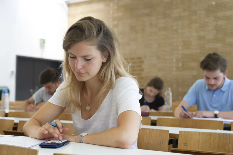 Mädchen Vorlesung Hörsaal K (5).jpg