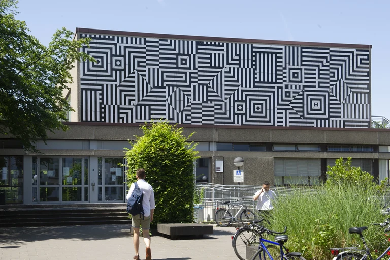 Juridicum Außenansicht Eingang Adenauerallee