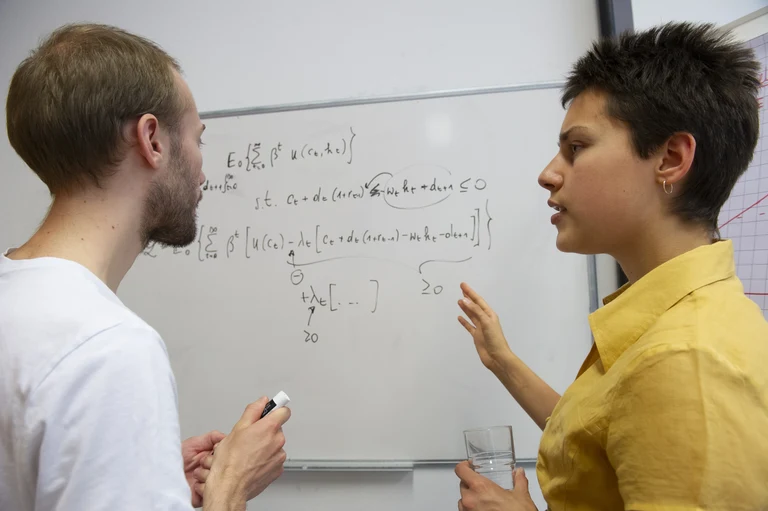 Junge erklärt an der Tafel Tutorium VWL  (1).jpg